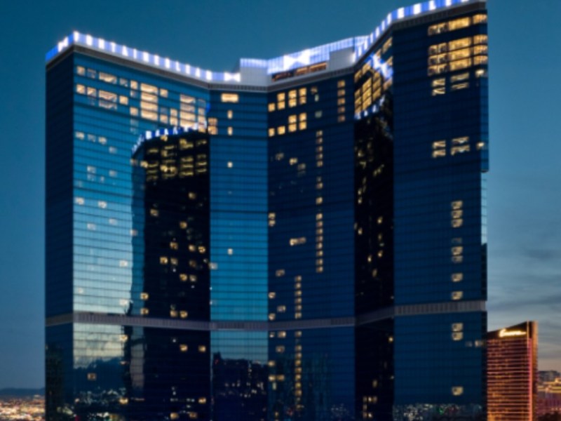 Why You Need to Stay at Fontainebleau Las Vegas Before It’s Too Late